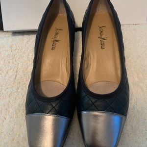 Neiman Marcus size 6 Navy blue